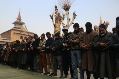 12 Ocak 2024, Srinagar Kashmir, Hindistan: Kashmiris, Jamia Mescidi veya Srinagar 'daki Büyük Cami' de özel namaz kılar. 