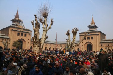 12 Ocak 2024, Srinagar Kashmir, Hindistan: Kashmiriler, Srinagar 'daki Jamia Mescidi' nde özel dua etmeden önce rahibin vaazını dinlerler. 