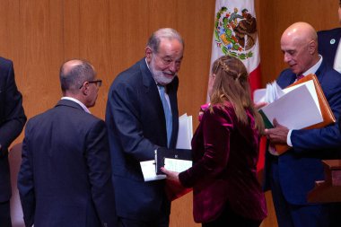 12 Ocak 2024. Mexico City, Meksika. Meksikalı işadamı Carlos Slim Helu, Otonom Teknoloji Enstitüsü tarafından düzenlenen Ekonomik Görünüm 2024 Semineri kapsamında Meksika 'daki Yatırım Fırsatları konulu bir açılış konferansında konuştu.
