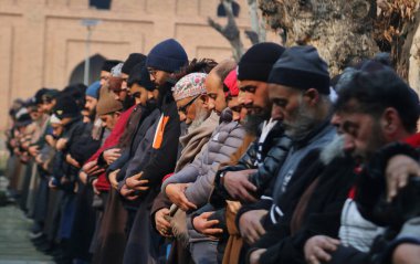 12 Ocak 2024, Srinagar Kashmir, Hindistan: Kashmiris, Jamia Mescidi veya Srinagar 'daki Büyük Cami' de özel namaz kılar. 