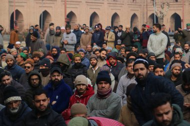 12 Ocak 2024, Srinagar Kashmir, Hindistan: Kashmiriler, Srinagar 'daki Jamia Mescidi' nde özel dua etmeden önce rahibin vaazını dinlerler. 