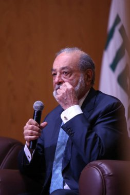12 Ocak 2024. Mexico City, Meksika. Meksikalı işadamı Carlos Slim Helu, Otonom Teknoloji Enstitüsü tarafından düzenlenen Ekonomik Görünüm 2024 Semineri kapsamında Meksika 'daki Yatırım Fırsatları konulu bir açılış konferansında konuştu.