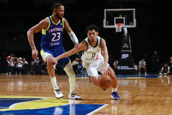 12 Ocak 2024 'te Mexico City, Mexico: Wisconsin Herd' den Kihei Clark (0), 12 Ocak 2024 'te Mexico City Arena' da oynanan NBA G Ligi maçı sırasında Capitanes takımlarından Phillip Wheeler 'a çarptı. Mexico City 'de .