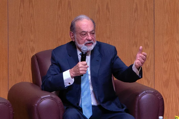 12 Ocak 2024. Mexico City, Meksika. Meksikalı işadamı Carlos Slim Helu, Otonom Teknoloji Enstitüsü tarafından düzenlenen Ekonomik Görünüm 2024 Semineri kapsamında Meksika 'daki Yatırım Fırsatları konulu bir açılış konferansında konuştu.