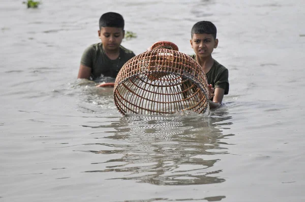 Enero 2024 Bangladesh Niños Pescando Con Trampa Bambú Beel Mientras —  Fotos de Stock