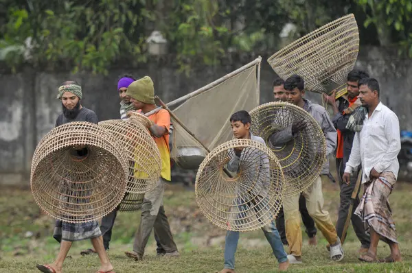 Janeiro 2024 Bangladesh Pessoas Rurais Armadas Com Armadilhas Peixe Bambu — Fotografia de Stock