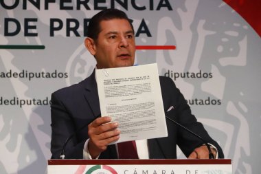 17 Ocak 2024 'te Mexico City, Meksika' da Morena Partisi Senatörü Alejandro Armenta, Meksika Milletvekilleri Meclisi 'nde düzenlediği basın toplantısında jest yaptı. 17 Ocak 2024. Mexico City, Meksika 'da. 