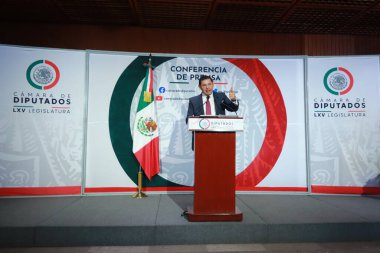 17 Ocak 2024 'te Mexico City, Meksika' da Morena Partisi Senatörü Alejandro Armenta, Meksika Milletvekilleri Meclisi 'nde düzenlediği basın toplantısında jest yaptı. 17 Ocak 2024. Mexico City, Meksika 'da. 
