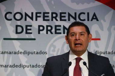 17 Ocak 2024 'te Mexico City, Meksika' da Morena Partisi Senatörü Alejandro Armenta, Meksika Milletvekilleri Meclisi 'nde düzenlediği basın toplantısında jest yaptı. 17 Ocak 2024. Mexico City, Meksika 'da. 