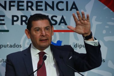 17 Ocak 2024 'te Mexico City, Meksika' da Morena Partisi Senatörü Alejandro Armenta, Meksika Milletvekilleri Meclisi 'nde düzenlediği basın toplantısında jest yaptı. 17 Ocak 2024. Mexico City, Meksika 'da. 