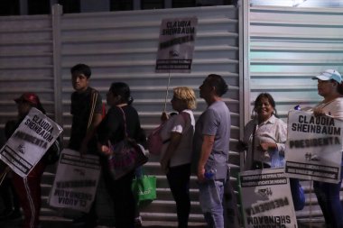 18 Ocak 2024 Mexico City. Bu öğleden sonra Morena 'nın iktidar adayı, önümüzdeki 3 Haziran seçimlerinde yapacağı konuşmayı dinlemek üzere yüzlerce kişinin toplandığı Mexico City' de kampanya öncesi kapanışını gerçekleştirdi. 18 Ocak 2024 'te Mexico City' de