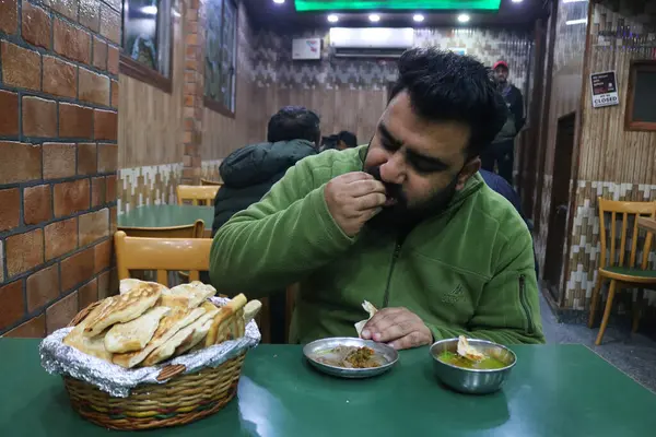 Gennaio 2024 Srinagar Kashmir India Uno Chef Versa Olio Caldo — Foto Stock