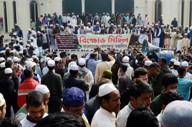 19 Ocak 2024, Dhaka, Bangladeş: Bangladeş Khilafat Majlis Dhaka Metropolitan Kuzey ve Güney protesto yürüyüşü ve geçit töreni Baitul Mukarram Camii 'nin kuzey kapısında