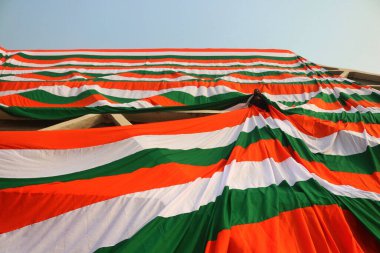 23 Ocak 2024, Srinagar Kashmir, Hindistan: Srinagar 'da Hindistan Cumhuriyet Günü öncesinde bir hükümet çalışanı bir kapalı stadyum binasının çevresini dev bir Hint üç renkli rengiyle donattı