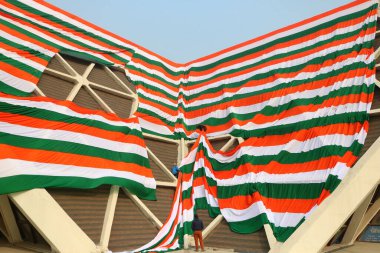 23 Ocak 2024, Srinagar Kashmir, Hindistan: Srinagar 'da Hindistan Cumhuriyet Günü öncesinde, hükümet çalışanları kapalı bir stadyumun çevresini dev bir Hint üç renkli ile örtüyor