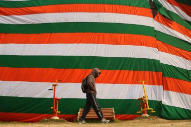 23 Ocak 2024, Srinagar Kashmir, Hindistan: Bir adam Srinagar 'da dev bir Hint renginin yanından geçiyor. Hindistan 'da Cumhuriyet Günü, anayasanın kabulü ve ülkenin 26 Ocak 1950' de cumhuriyete geçişi anısına kutlanır.