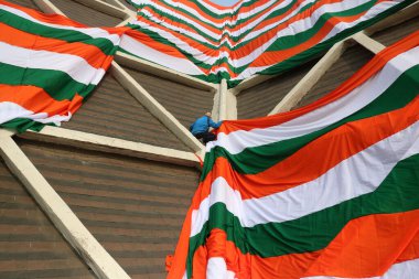23 Ocak 2024, Srinagar Kashmir, Hindistan: Srinagar 'da Hindistan Cumhuriyet Günü öncesinde, hükümet çalışanları kapalı bir stadyumun çevresini dev bir Hint üç renkli ile örtüyor