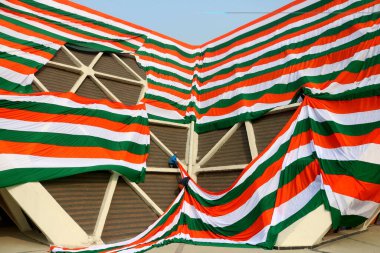 23 Ocak 2024, Srinagar Kashmir, Hindistan: Srinagar 'da Hindistan Cumhuriyet Günü öncesinde bir hükümet çalışanı bir kapalı stadyum binasının çevresini dev bir Hint üç renkli rengiyle donattı