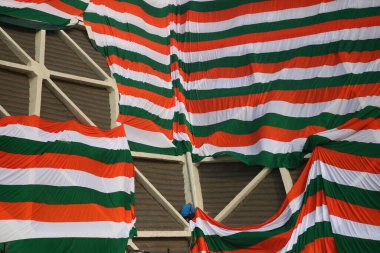 23 Ocak 2024, Srinagar Kashmir, Hindistan: Srinagar 'da Hindistan Cumhuriyet Günü öncesinde, hükümet çalışanları kapalı bir stadyumun çevresini dev bir Hint üç renkli ile örtüyor
