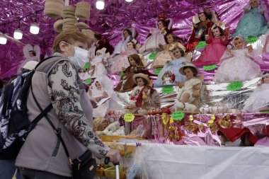 23 Ocak 2024, Mexico City, Mexico: Mağazalar, Mexico City 'deki Tanrı Çocuk Meydanı' nda Candelaria Festivali öncesinde çeşitli temalı kostümlü tanrı çocuğunu satıyor.