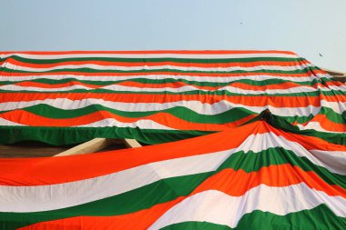 23 Ocak 2024, Srinagar Kashmir, Hindistan: Srinagar 'da Hindistan Cumhuriyet Günü öncesinde bir hükümet çalışanı bir kapalı stadyum binasının çevresini dev bir Hint üç renkli rengiyle donattı
