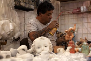 23 Ocak 2024, Mexico City, Mexico: Restoratörler Meksika 'da Tanrı' nın Çocuk Meydanı 'ndaki Fiesta de la Candelaria' dan önce Tanrı 'nın çocuğunu boyar ya da onarırlar.
