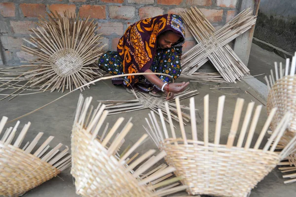 January 2024 Sylhet Bangladesh Woman Weaves Products Made Bamboo Canes — Stock Photo, Image