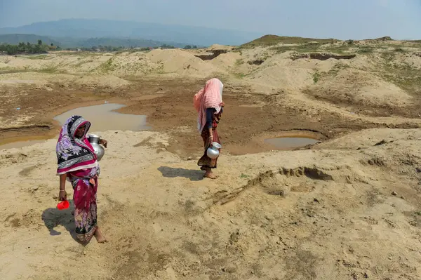 2024年3月5日 バングラデシュのシレット 二人の主婦が コンパニガンジャ アップタジラに接するバラガンジャ地区のほぼ乾燥した貯水池から家庭用水を集めている — ストック写真