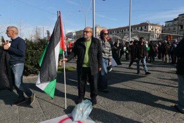 15 Mart 2024, Napoli, İtalya: Protestocular, Filistin halkının soykırımını durdurmak için yüksek sesle bağırmak amacıyla bir protesto düzenledi.