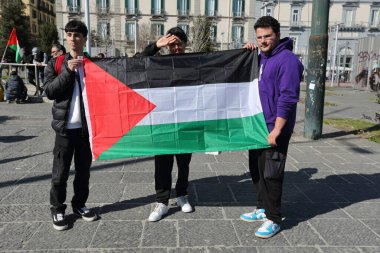 15 Mart 2024, Napoli, İtalya: Protestocular, Filistin halkının soykırımını durdurmak için yüksek sesle bağırmak amacıyla bir protesto düzenledi.