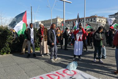15 Mart 2024, Napoli, İtalya: Protestocular, Filistin halkının soykırımını durdurmak için yüksek sesle bağırmak amacıyla bir protesto düzenledi.
