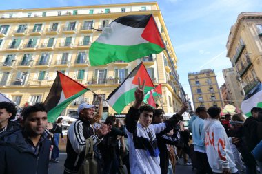 15 Mart 2024, Napoli, İtalya: Filistin halkının soykırımını durdurmak için protestoda bir genç yer aldı