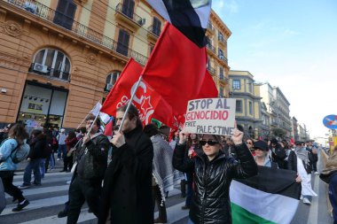 15 Mart 2024, Napoli, İtalya: Protestocular, Filistin halkının soykırımını durdurmak için yüksek sesle bağırmak amacıyla bir protesto düzenledi.