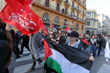15 Mart 2024, Napoli, İtalya: Protestocular, Filistin halkının soykırımını durdurmak için yüksek sesle bağırmak amacıyla bir protesto düzenledi.