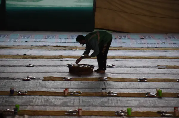 Mars 2024 Srinagar Inde Homme Reçoit Nourriture Pour Les Gens — Photo