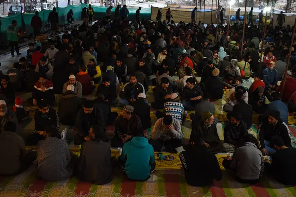 Marca 2024 Srinagar Indie Kaszmirscy Muzułmanie Łamią Post Przed Meczetem — Zdjęcie stockowe