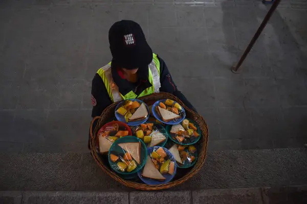 2024年3月19日 印度斯利那加 斋月期间 一名男子在清真寺外提着装有食物的篮子 — 图库照片