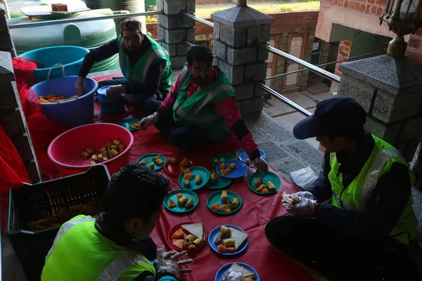 March 2024 Srinagar India Kashmiri Muslims Preparing Food People Them — Stock Photo, Image
