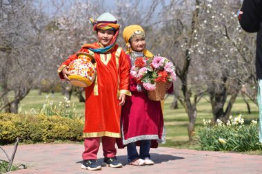 20 Mart 2024, Srinagar Hindistan: Badem çiçekleri arasında baharın başlarında Badawari bahçesinde iki çocuk görülüyor, bahçe kışın sonunda ve baharın başında çok popülerdir.
