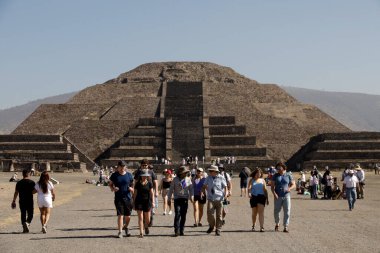 21 Mart 2024, Meksika: Turistler Teotihuacan Belediyesi 'ndeki Teotihuacan arkeolojik bölgesinde bahar ekinoksu çerçevesine katılmak için Güneş Piramidini ziyaret ederler.