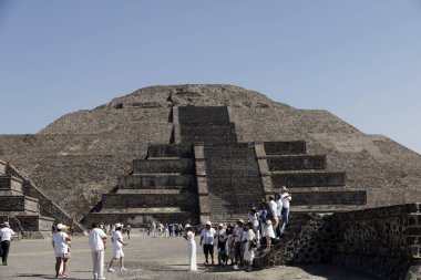 21 Mart 2024, Meksika: Turistler Teotihuacan Belediyesi 'ndeki Teotihuacan arkeolojik bölgesinde bahar ekinoksu çerçevesine katılmak için Güneş Piramidini ziyaret ederler.