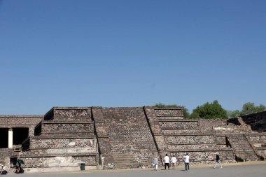 21 Mart 2024, Meksika: Turistler Teotihuacan Belediyesi 'ndeki Teotihuacan arkeolojik bölgesinde bahar ekinoksu çerçevesine katılmak için Güneş Piramidini ziyaret ederler.
