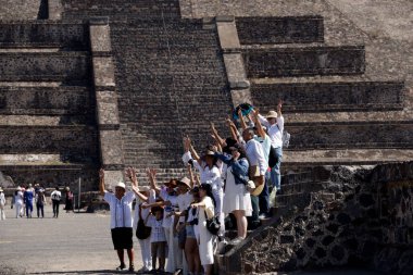 21 Mart 2024, Meksika: Turistler Teotihuacan Belediyesi 'ndeki Teotihuacan arkeolojik bölgesinde bahar ekinoksu çerçevesine katılmak için Güneş Piramidini ziyaret ederler.