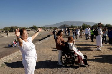 21 Mart 2024, Meksika Eyaleti: Teotihuacan Belediyesindeki Teotihuacan arkeolojik bölgesinde bahar ekinoksu sırasında bir kadın ellerini enerji ile doldurmak için kaldırır.