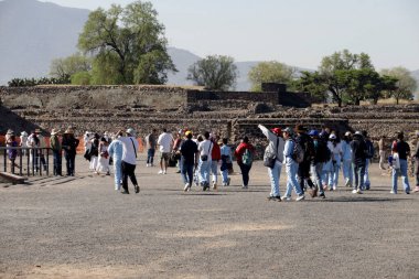 21 Mart 2024, Meksika: Turistler Teotihuacan Belediyesi 'ndeki Teotihuacan arkeolojik bölgesinde bahar ekinoksu çerçevesine katılmak için Güneş Piramidini ziyaret ederler.