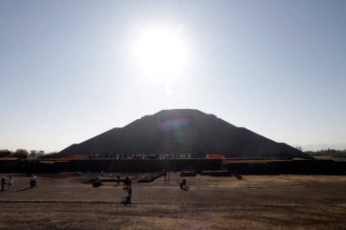21 Mart 2024, Meksika: Turistler Teotihuacan Belediyesi 'ndeki Teotihuacan arkeolojik bölgesinde bahar ekinoksu çerçevesine katılmak için Güneş Piramidini ziyaret ederler.