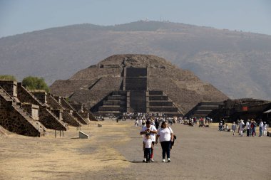 21 Mart 2024, Meksika: Turistler Teotihuacan Belediyesi 'ndeki Teotihuacan arkeolojik bölgesinde bahar ekinoksu çerçevesine katılmak için Güneş Piramidini ziyaret ederler.