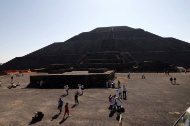21 Mart 2024, Meksika: Turistler Teotihuacan Belediyesi 'ndeki Teotihuacan arkeolojik bölgesinde bahar ekinoksu çerçevesine katılmak için Güneş Piramidini ziyaret ederler.