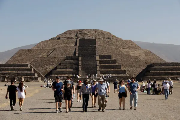 2024年3月21日 墨西哥 墨西哥州 游客们参观了太阳金字塔 加入了特奥蒂瓦坎市特奥蒂瓦坎考古区的春分框架 — 图库照片