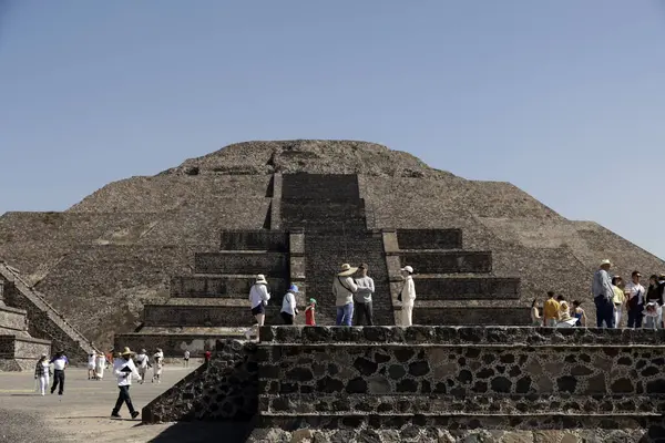 2024年3月21日 メキシコ メキシコの州 観光客は テオティワカン市のテオティワカンの考古学ゾーンで春のピラミッドに参加するために太陽のピラミッドを訪問します — ストック写真